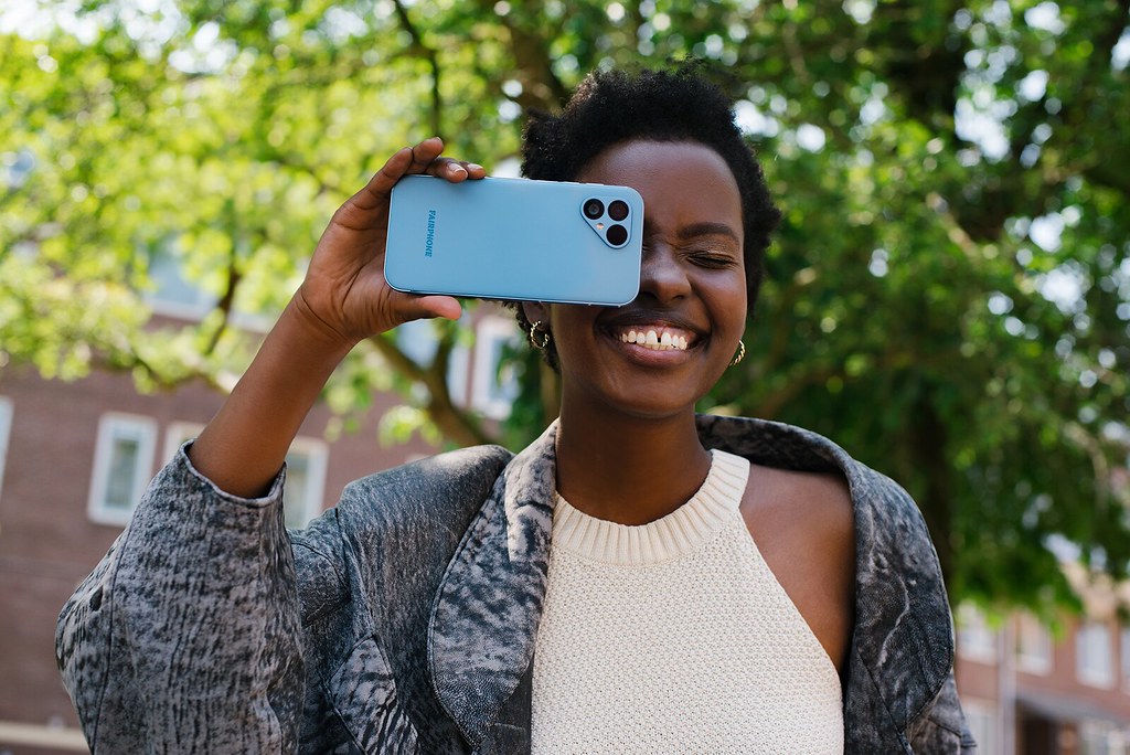 Iemand maakt een foto met de Fairphone 5