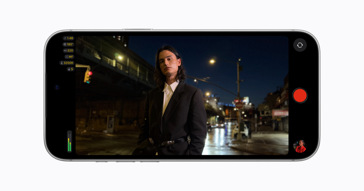iPhone 18 Pro met de Final Cut Camera-app die een man in een stad bij nacht filmt
