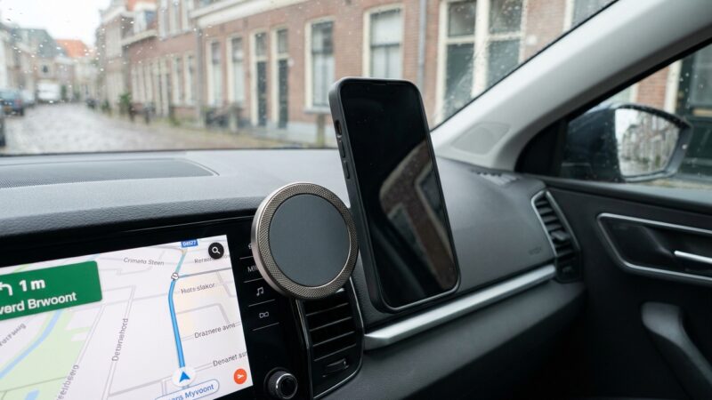 Zo blijft je telefoon stevig vastzitten op een MagSafe autohouder
