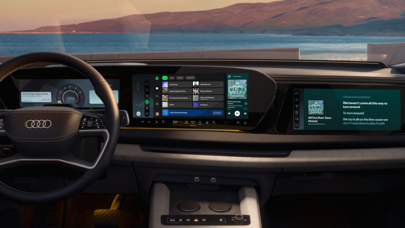 Dashboard van een Audi met de nieuwe Spotify-app op het middenscherm en songteksten op het scherm van de bijrijder