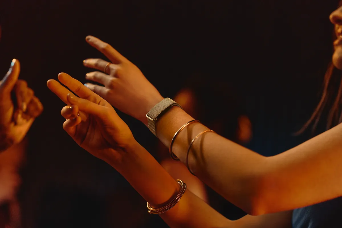 Fitbit Air met een gouden Metal Mesh-bandje om de pols