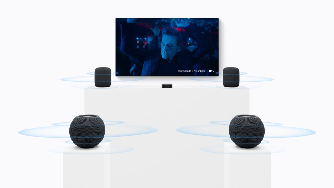 Thuisbioscoop met twee HomePods voorin en twee HomePod mini 2-speakers achterin