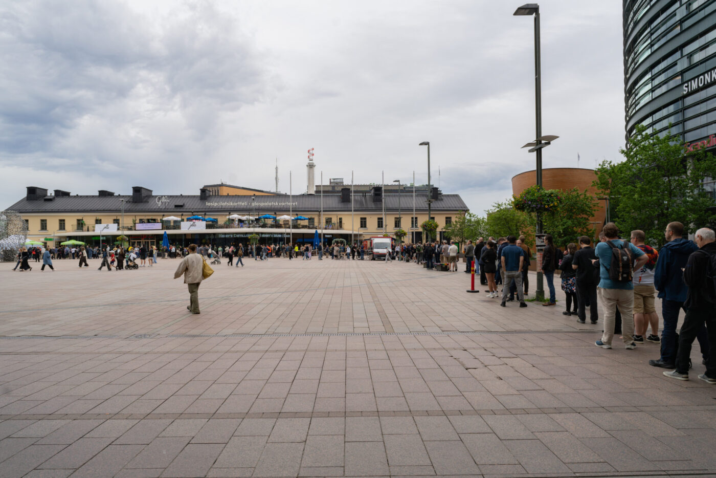 Rij wachtenden voor de lancering van de Jolla Phone op Narinkkatori in Helsinki