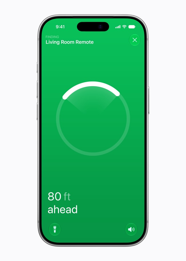 Een iPhone 18 Pro zoekt met Find My de Siri Remote in de woonkamer