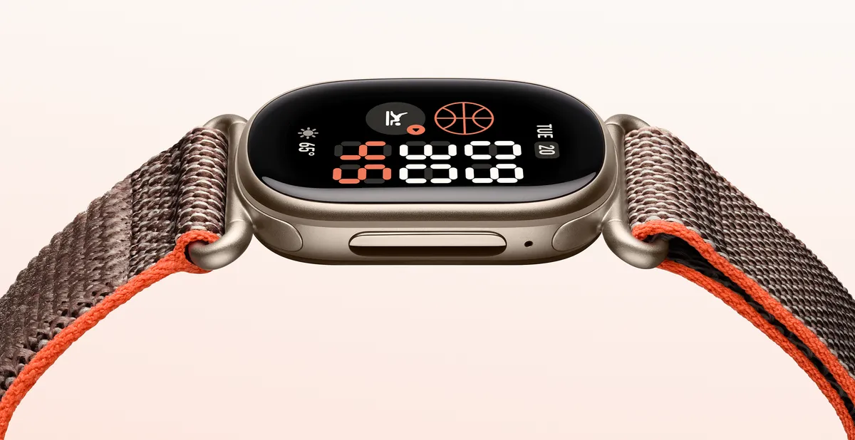 Zijaanzicht van de Fitbit Edge met een aluminium behuizing, zijknop en een digitale wijzerplaat