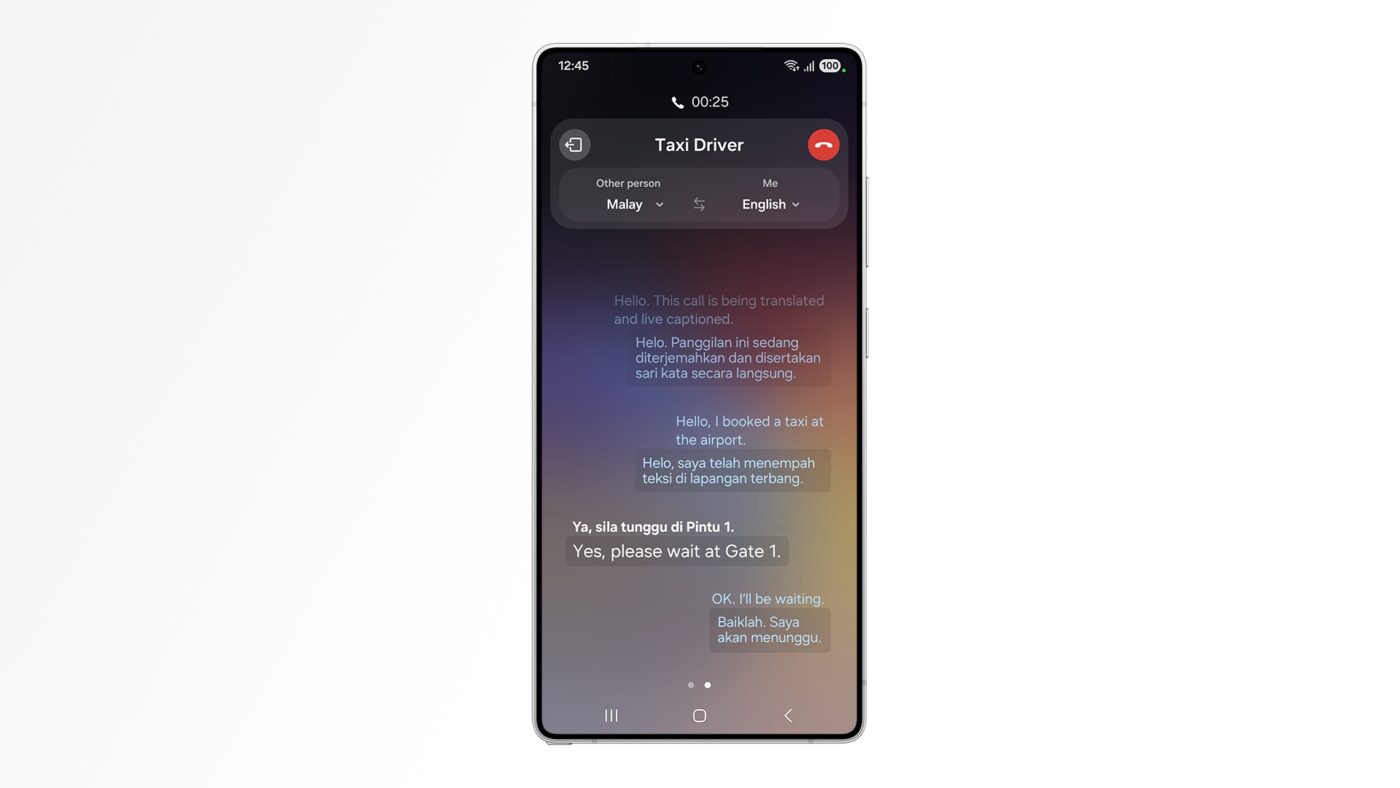 Samsung Galaxy-telefoon met een live vertaald telefoongesprek tussen Maleis en Engels