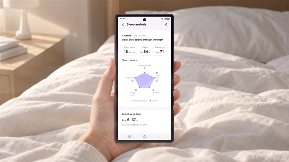 Hand houdt een Galaxy-smartphone met de slaapanalyse van Samsung Health boven een bed