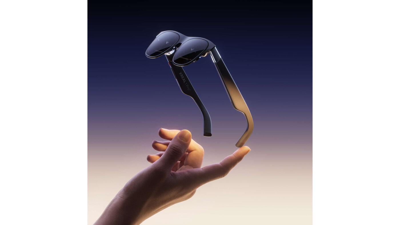 XREAL 1 Pro+ AR-bril zweeft boven een hand